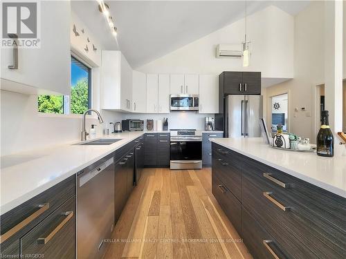 535 Bay Street, South Bruce Peninsula, ON - Indoor Photo Showing Kitchen With Double Sink With Upgraded Kitchen