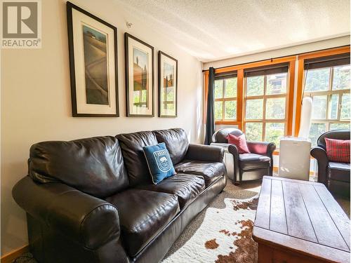 2060 Summit  Drive Unit# 403, Panorama, BC - Indoor Photo Showing Living Room