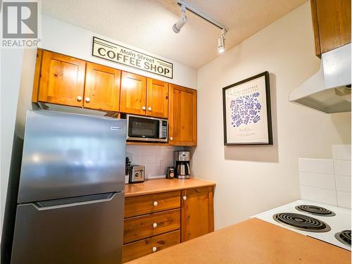 2060 Summit  Drive Unit# 403, Panorama, BC - Indoor Photo Showing Kitchen