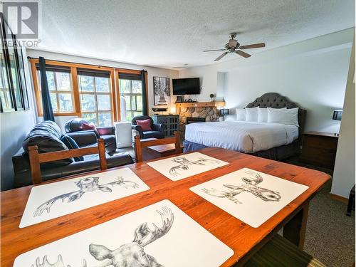 2060 Summit  Drive Unit# 403, Panorama, BC - Indoor Photo Showing Bedroom