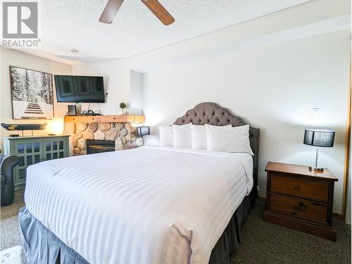 2060 Summit  Drive Unit# 403, Panorama, BC - Indoor Photo Showing Bedroom