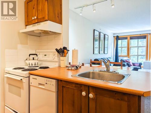 2060 Summit  Drive Unit# 403, Panorama, BC - Indoor Photo Showing Kitchen