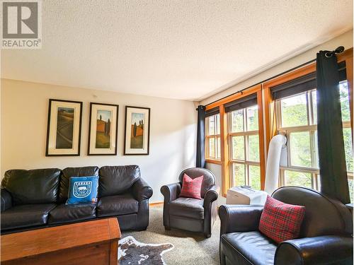 2060 Summit  Drive Unit# 403, Panorama, BC - Indoor Photo Showing Living Room