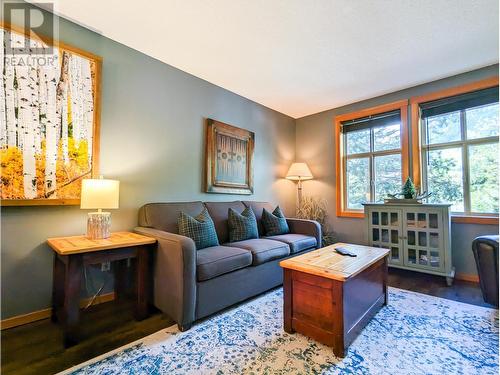 2060 Summit  Drive Unit# 208, Panorama, BC - Indoor Photo Showing Living Room