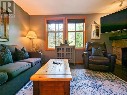 2060 Summit  Drive Unit# 208, Panorama, BC - Indoor Photo Showing Living Room