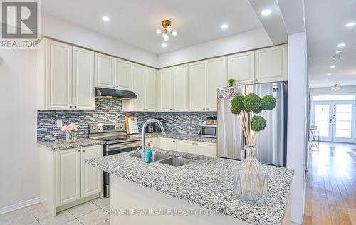 312 Bedrock Drive E, Hamilton, ON - Indoor Photo Showing Kitchen With Double Sink With Upgraded Kitchen