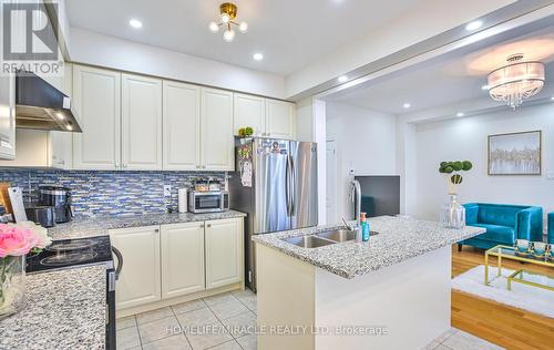 312 Bedrock Drive E, Hamilton, ON - Indoor Photo Showing Kitchen With Double Sink With Upgraded Kitchen