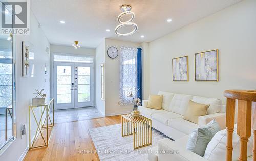 312 Bedrock Drive E, Hamilton, ON - Indoor Photo Showing Living Room