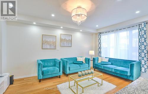 312 Bedrock Drive E, Hamilton, ON - Indoor Photo Showing Living Room