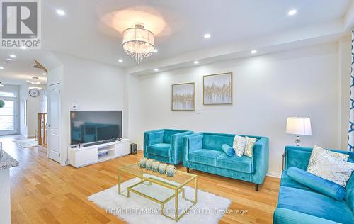 312 Bedrock Drive E, Hamilton, ON - Indoor Photo Showing Living Room