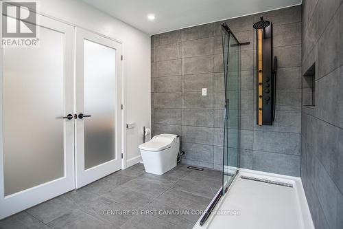 10 Angus Court, London, ON - Indoor Photo Showing Bathroom