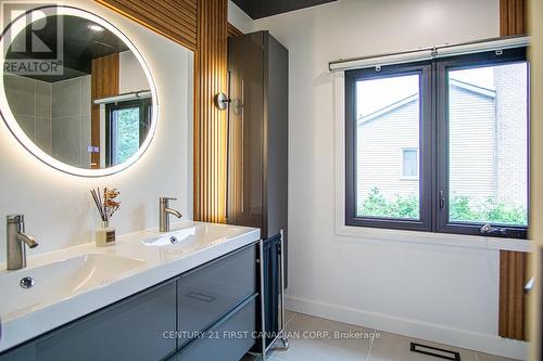 10 Angus Court, London, ON - Indoor Photo Showing Bathroom