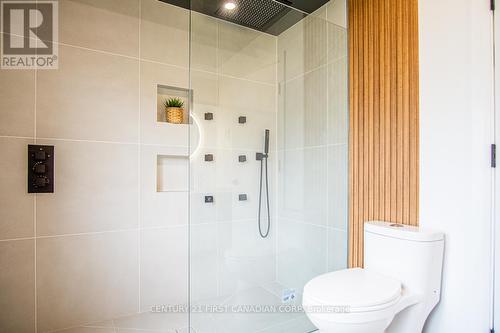 10 Angus Court, London, ON - Indoor Photo Showing Bathroom