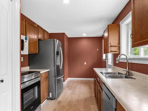 2678 Qu'Appelle Blvd, Kamloops, BC - Indoor Photo Showing Kitchen With Double Sink