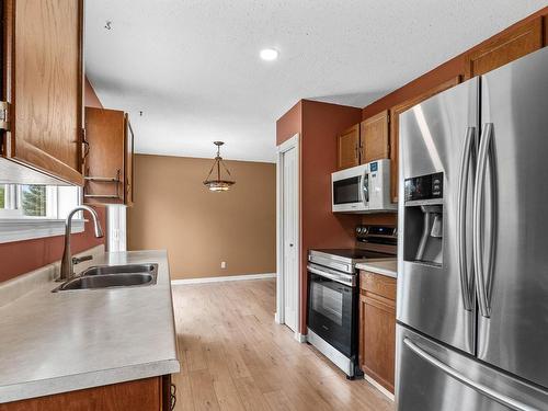 2678 Qu'Appelle Blvd, Kamloops, BC - Indoor Photo Showing Kitchen With Double Sink