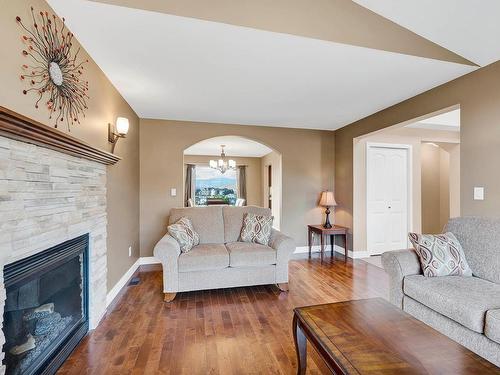 1036 Quails Roost Crt, Kamloops, BC - Indoor Photo Showing Living Room With Fireplace