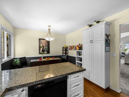 309 Gleneagles Drive, Kamloops, BC - Indoor Photo Showing Kitchen