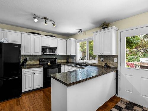 309 Gleneagles Drive, Kamloops, BC - Indoor Photo Showing Kitchen With Double Sink