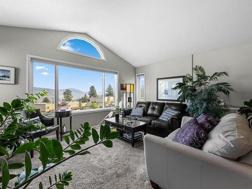 309 Gleneagles Drive, Kamloops, BC - Indoor Photo Showing Living Room