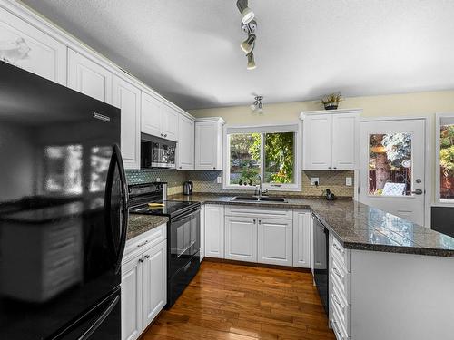 309 Gleneagles Drive, Kamloops, BC - Indoor Photo Showing Kitchen With Double Sink With Upgraded Kitchen