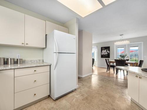 6712 Pinecrest Drive, Kamloops, BC - Indoor Photo Showing Kitchen