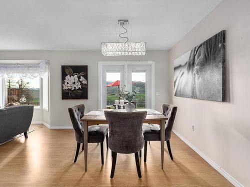 6712 Pinecrest Drive, Kamloops, BC - Indoor Photo Showing Dining Room