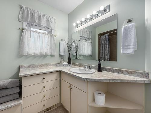 6712 Pinecrest Drive, Kamloops, BC - Indoor Photo Showing Bathroom