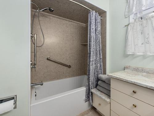 6712 Pinecrest Drive, Kamloops, BC - Indoor Photo Showing Bathroom