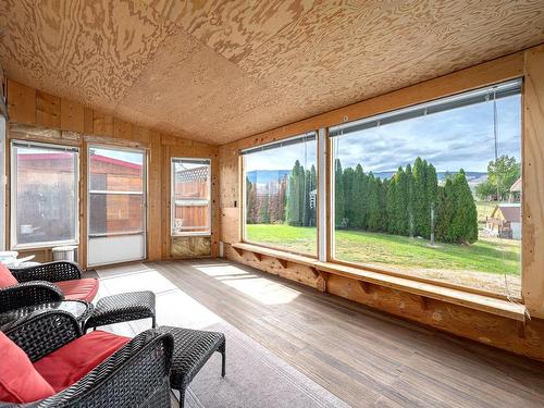 6712 Pinecrest Drive, Kamloops, BC - Indoor Photo Showing Living Room