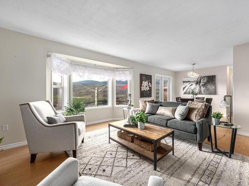 6712 Pinecrest Drive, Kamloops, BC - Indoor Photo Showing Living Room