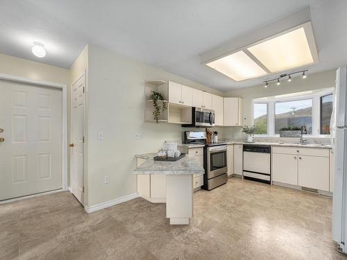 6712 Pinecrest Drive, Kamloops, BC - Indoor Photo Showing Kitchen With Double Sink