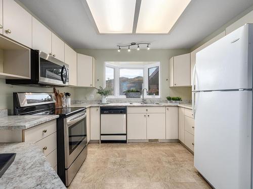 6712 Pinecrest Drive, Kamloops, BC - Indoor Photo Showing Kitchen