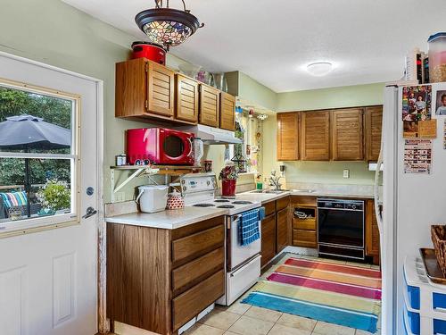 365 Pemberton Terrace, Kamloops, BC - Indoor Photo Showing Kitchen