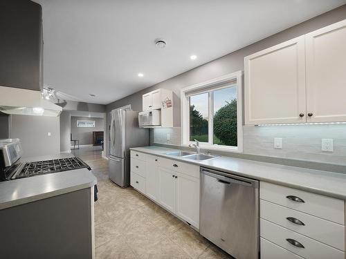 2277 Schindler Cres, Merritt, BC - Indoor Photo Showing Kitchen With Double Sink