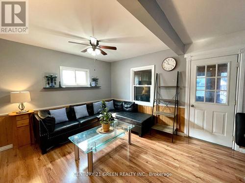 493 Drew Street, Oshawa, ON - Indoor Photo Showing Living Room