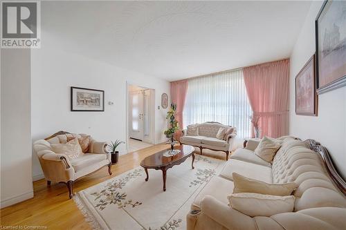 49 Ellingwood Avenue, Hamilton, ON - Indoor Photo Showing Living Room