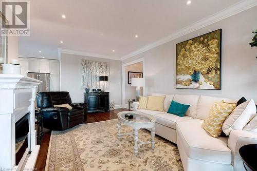 5250 Lakeshore Road Unit# 2006, Burlington, ON - Indoor Photo Showing Living Room