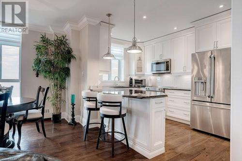 5250 Lakeshore Road Unit# 2006, Burlington, ON - Indoor Photo Showing Kitchen With Upgraded Kitchen