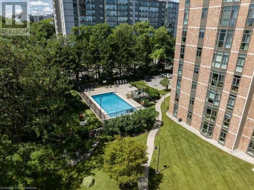 5250 Lakeshore Road Unit# 2006, Burlington, ON - Outdoor With In Ground Pool