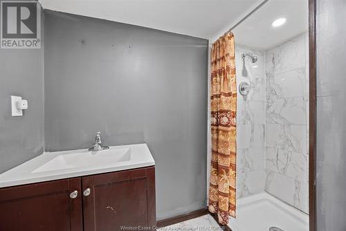 8485 Darlington Crescent, Windsor, ON - Indoor Photo Showing Bathroom