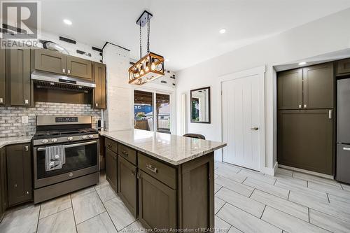 327 Lincoln, Windsor, ON - Indoor Photo Showing Kitchen