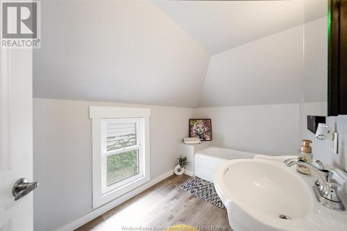 327 Lincoln, Windsor, ON - Indoor Photo Showing Bathroom