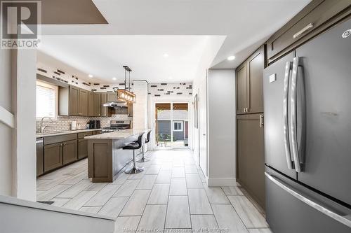 327 Lincoln, Windsor, ON - Indoor Photo Showing Kitchen