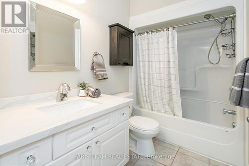 18 Todd Drive, Barrie (Innis-Shore), ON - Indoor Photo Showing Bathroom