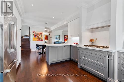 139 Wilson Street, Oakville, ON - Indoor Photo Showing Kitchen With Upgraded Kitchen