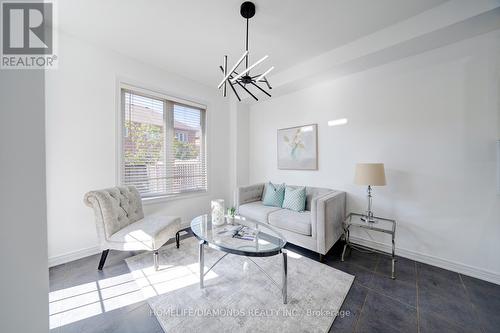 15 Turnhouse Crescent N, Markham, ON - Indoor Photo Showing Living Room