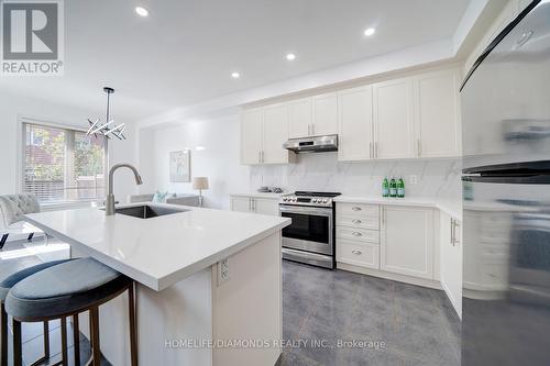 15 Turnhouse Crescent N, Markham, ON - Indoor Photo Showing Kitchen With Upgraded Kitchen