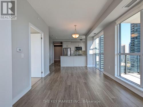 1809 - 4085 Parkside Village Drive, Mississauga (Creditview), ON - Indoor Photo Showing Kitchen