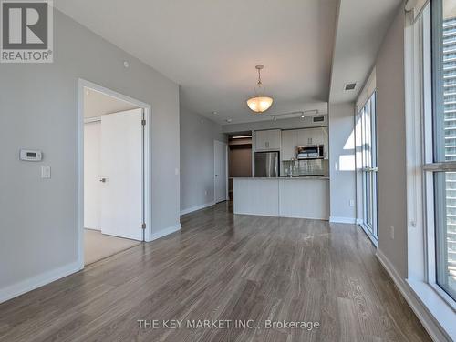 1809 - 4085 Parkside Village Drive, Mississauga (Creditview), ON - Indoor Photo Showing Kitchen