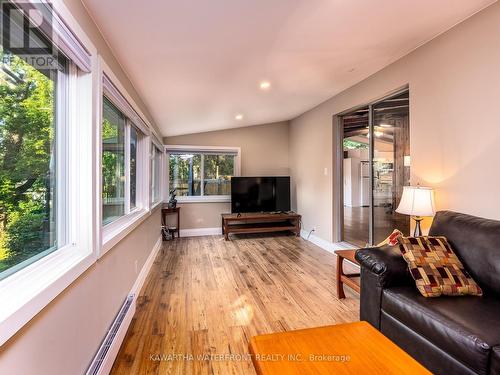 8 Daisy Trail, Kawartha Lakes, ON - Indoor Photo Showing Living Room